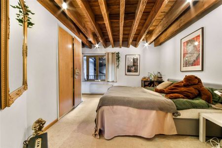 Savills offers this two bedrooms, two bathrooms warehouse conversion apartment in the popular Grade I listed Port East Apartments. The property located on the 3rd floor is offered furnished. - Photo 3