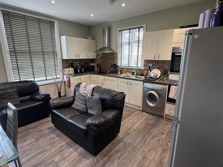 1 bedroom in a house share to rent - Photo 2