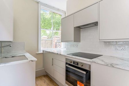 Large studio apartment with it's own entrance in an historic building. - Photo 5