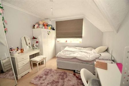 Bedroom Semi-detached House In Farncombe, GU7 - Photo 3