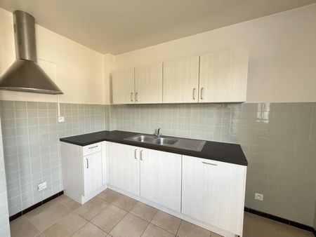 Location Appartement 3 pièces 74m² - Photo 2