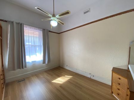 Spacious 3 Bedroom Family Home in Prime Elsternwick Location - Photo 4