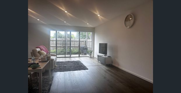 Contemporary Three Bedroom Townhouse in Central Bayswater - Photo 1