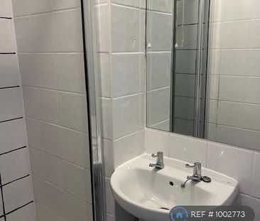1 bedroom in a flat share to rent - Photo 5