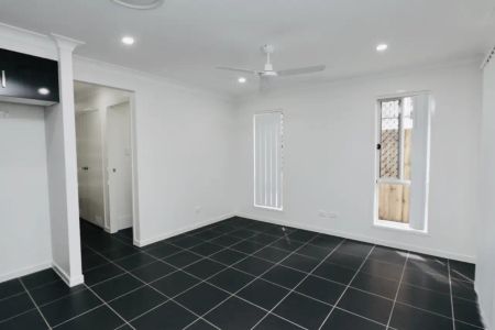 “Great Three Bedroom Townhouse with Ducted Air Conditioning” - Photo 5