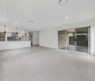 Ultra contemporary and spacious family home - Photo 1