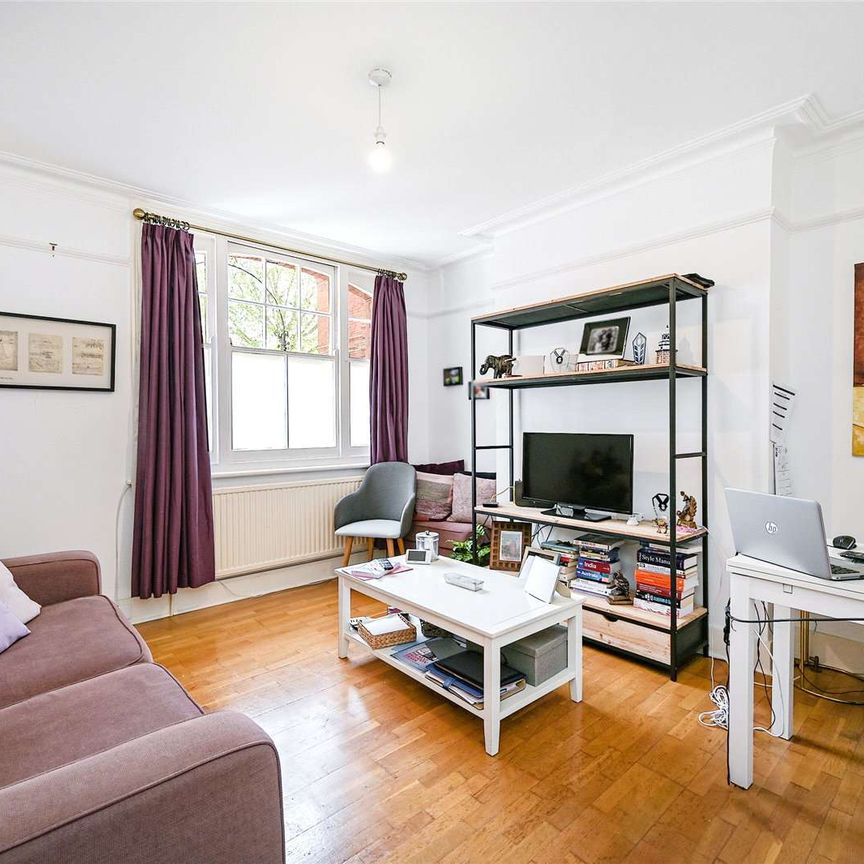 A neutrally decorated two bedroom ground floor apartment in this popular mansion block in Queen's Club Gardens. - Photo 1