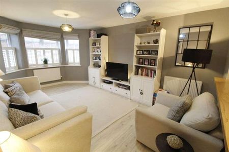 High Road, Byfleet, KT14 - Photo 3