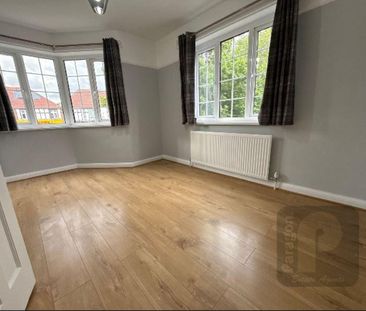 3 bedroom flat to rent - Photo 4