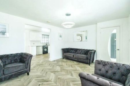 Goodwood Drive, Oldham, Stoneleigh Park - Photo 2