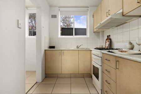 Beautifully Updated Apartment in a Quiet Boutique Block - Photo 4