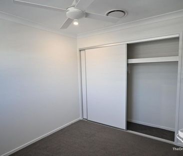 LUXURY 4 BEDROOM TOWNHOUSE 2 LIVING AREAS - Photo 2