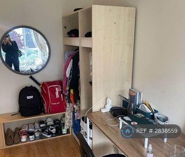 1 bedroom in a flat share to rent - Photo 4