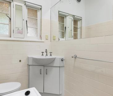 Beautifully Updated Oversized One-Bedroom with Courtyard - Photo 3