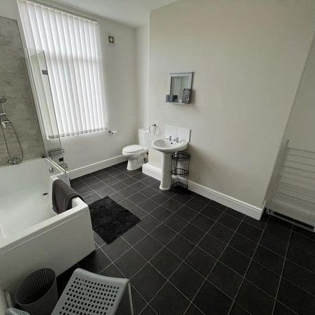 1 bedroom in a house share to rent - Photo 4