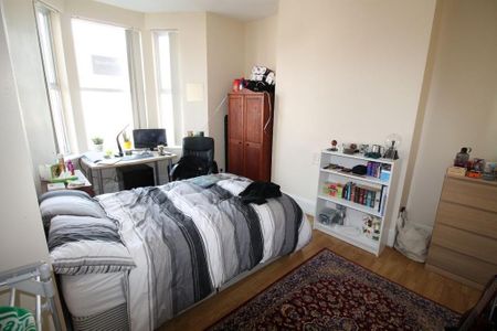 4 bedroom flat to rent - Photo 2