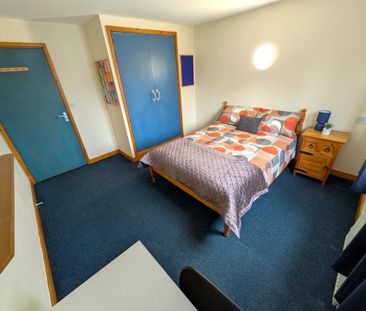 1 bedroom in a house share to rent - Photo 1