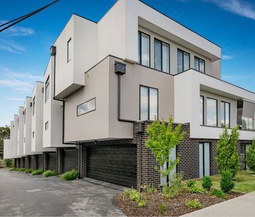 Stunning Town Residence in the Heart of Ringwood - Photo 4