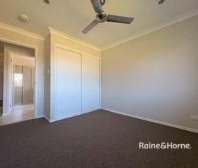 Spacious Family Home - Freshly Updated & Ready to Move In! - Photo 4