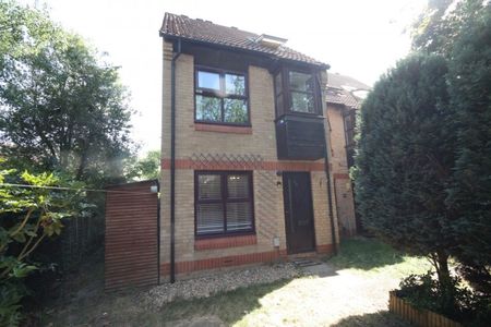 Hurlford, Woking - Photo 3
