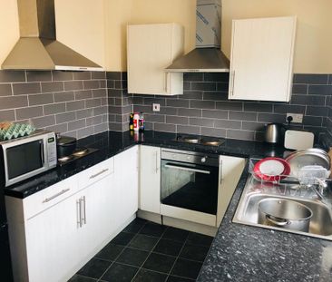 1 bedroom in a flat share to rent - Photo 4