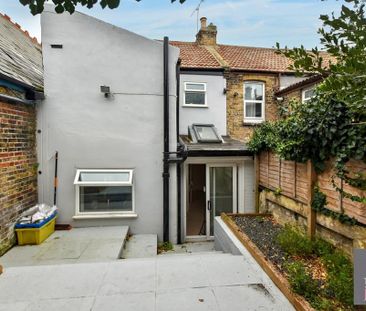 2 bedroom end of terrace house to rent - Photo 3