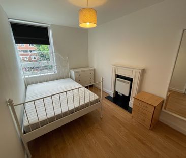 Room in a Shared House, Blomfield Court, SW11 - Photo 3