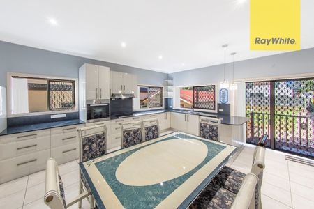 Spacious Five Bedroom 2-Storey Family Living In Leafy Pocket - Photo 5