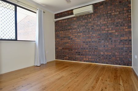 :: SPACIOUS TOWNHOUSE, 2 BEDROOMS + OFFICE, FULLY AIR CONDITIONED, UNDERCOVER CAR PARKING AT DOOR - Photo 3