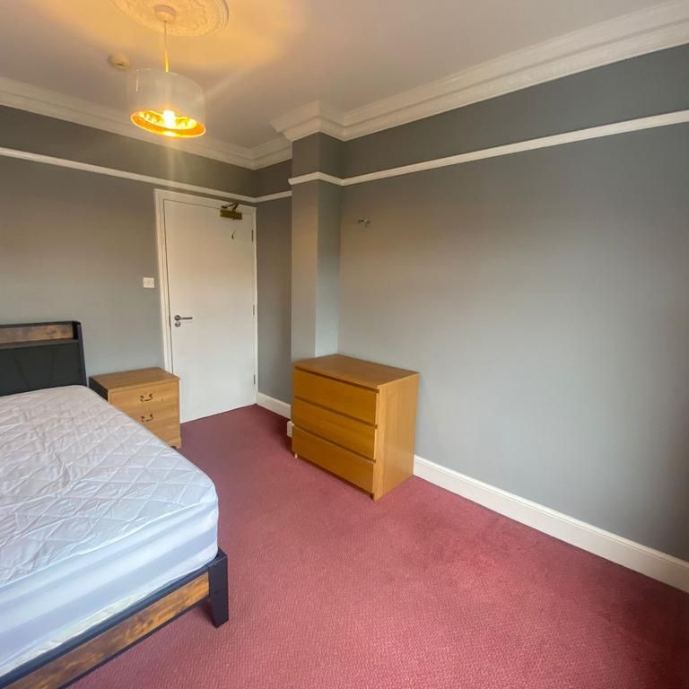 1 bedroom in a house share to rent - Photo 1