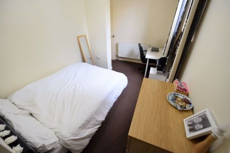 2 bedroom Flat in 14 Raglan Road, Leeds - Photo 3