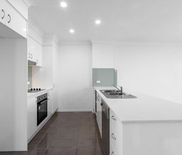 Modern Townhouse! Two Car Accomodation Townhouse - Photo 5