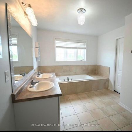 For Lease - 1226 Leslie Drive Unit# Master Room, Innisfil, Ontario - Photo 3