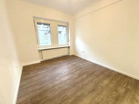 Trier: Charmante 3,5-Zimmer-Altbauwohnung (74 m²) mit modernem Bad und hohen Decken. - Foto 3