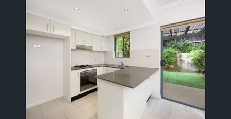 Highly convenient townhouse, Rear of the block! - Photo 5