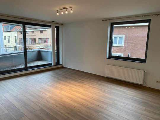 Recent, ruim appartement op de 1ste verdieping met garage, ideaal gelegen in het centrum van Sterrebeek. - Photo 1