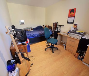 2 bedroom Flat in Flat 2, Leeds - Photo 5