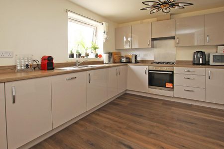 5 bedroom Detached house to rent - Photo 3