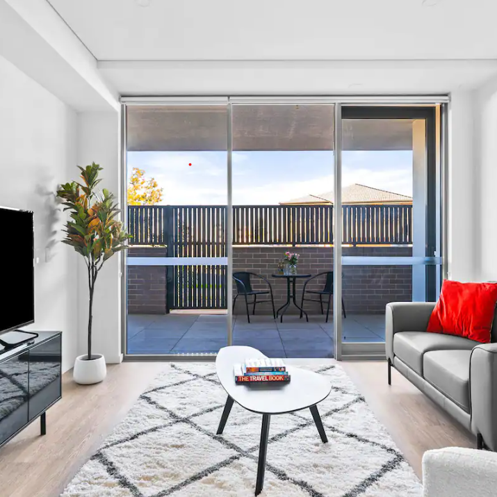 Tailored for professionals seeking space, style & security - short term rental available, minimum 3 months, Fully furnished - Photo 1