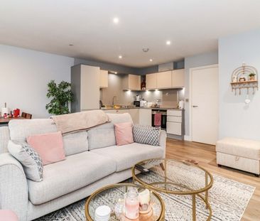 The Broadway, Farnham Common, Buckinghamshire,SL2 - Photo 2