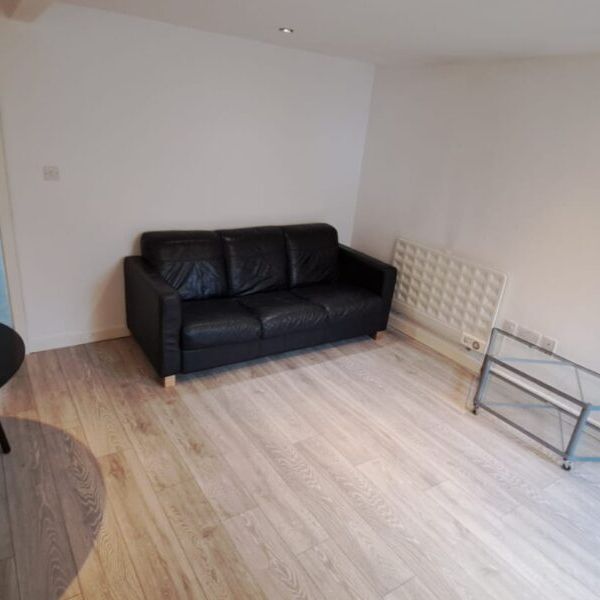 Flat 1, Brudenell Road, Hyde Park, Leeds, LS6 1JD - Photo 1
