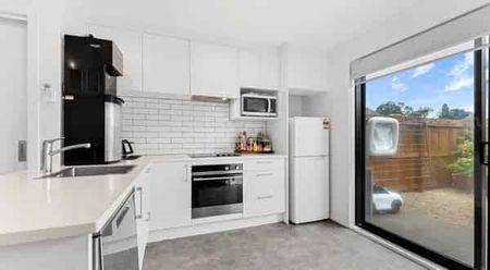 Modern 2-Bed Townhouse – Walk to Middlemore & Trai - Photo 4