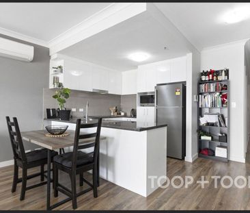 Charming & Modern Apartment in the Heart of St Clair - Photo 6