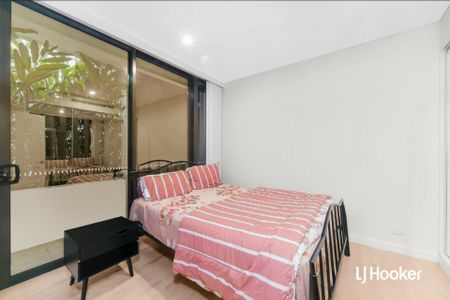 Great Location - Walk to Metro! - Photo 3