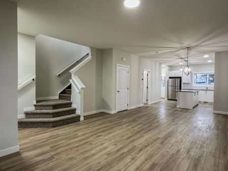 Never Lived In Family Home With Open Floor Plan & Upper Bonus Room – Pine Creek - Photo 2