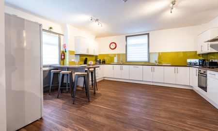 11 Bed Professional HMO, 5 Ensuite Rooms & 3 Communal bathrooms Room 2 - Photo 2