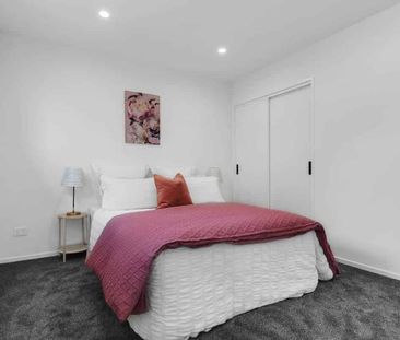 Room for rent in 4 Bedroom Town House in Glen Eden - Photo 2