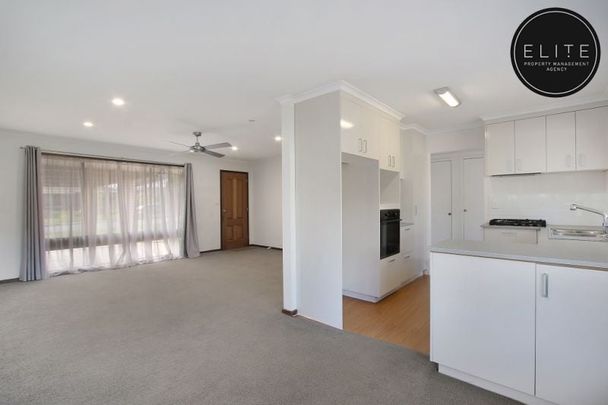 8 Renwick Court, Lavington - Photo 1