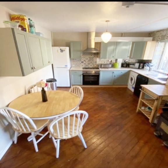 1 bedroom in a flat share to rent - Photo 1