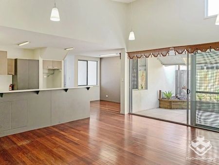 Modern 3-Bedroom Townhouse in Prime Indooroopilly Location - Photo 3